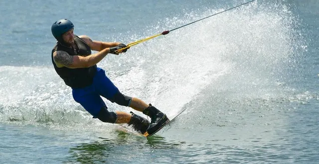 photo bien accrochés les amateurs de sport de glisse profitent du plan d’eau de spay. &copy; photo : le maine libre yvon loue