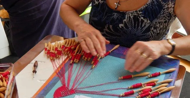 photo la dentelle au fuseau, la première activité de l’échange de savoirs.