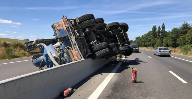 photo le camion accidenté sur la 2x2 voies hier. &copy; ouest-france