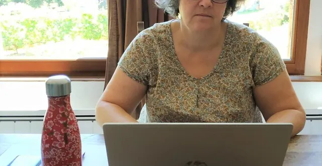 photo mélanie cosnier, maire de souvigné-sur-sarthe, est en charge de la transition écologique à la communauté de communes de sablé. elle propose que les 44 élus du territoire reçoivent une gourde en inox pour remplacer les bouteilles en plastique. &copy; mélanie cosnier