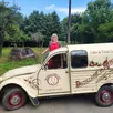 photo isabelle legay tient avec son mari et ses deux garçons la distillerie la monnerie, à cerisy-belle-étoile. à chaque visite, son arrivée en 2 cv ne passe pas inaperçue !