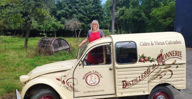 photo isabelle legay tient avec son mari et ses deux garçons la distillerie la monnerie, à cerisy-belle-étoile. à chaque visite, son arrivée en 2 cv ne passe pas inaperçue ! &copy; ouest-france