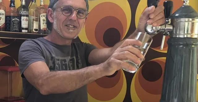 photo jean-michel loison dans son p’tit bistro. la tireuse à bière est elle aussi d’époque et le papier peint a été choisi pour rester dans le style des années 1960. &copy; ouest france