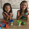 photo julia, 5 ans et sa sœur maëva, 9 ans, montrent comment créer une boule antistress en quelques minutes.