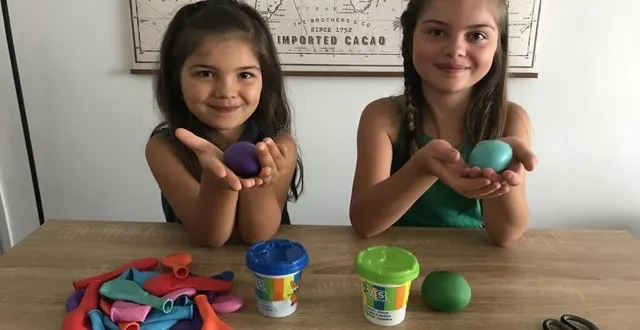 photo julia, 5 ans et sa sœur maëva, 9 ans, montrent comment créer une boule antistress en quelques minutes. &copy; ouest-france
