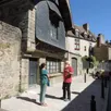 photo thierry janvier emmène les visiteurs à travers les ruelles historiques d’alençon.