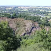 photo du haut de belvédère du mont-de-cerisy on peut découvrir un affleurement de schistes qui a été cuit par du magma il y a 540 millions d’années.