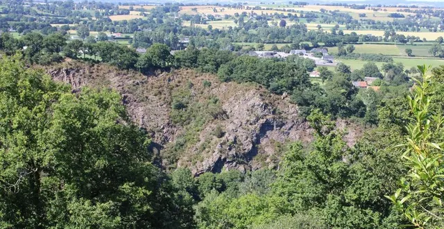 photo du haut de belvédère du mont-de-cerisy on peut découvrir un affleurement de schistes qui a été cuit par du magma il y a 540 millions d’années. &copy; ouest-france