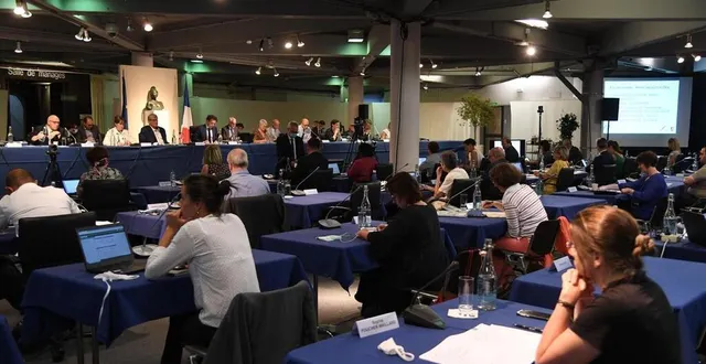 photo angers, le 20 juillet. distanciation oblige, les 59 élus du conseil municipal d’angers se sont déjà réunis trois fois dans le parking de l’hôtel de ville. &copy; archives co – laurent combet