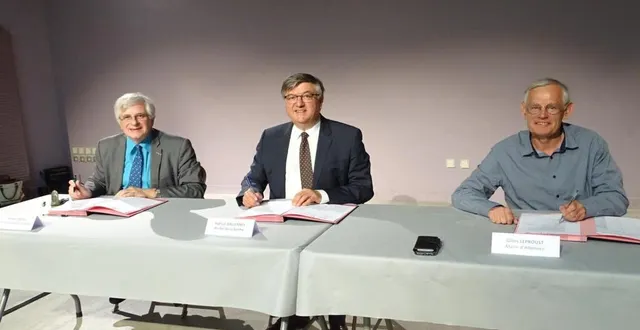 photo william marois, recteur, patrick dalennes, préfet, et gilles leproust, maire, lors de la signature de la convention de la cité éducative. &copy; le maine libre