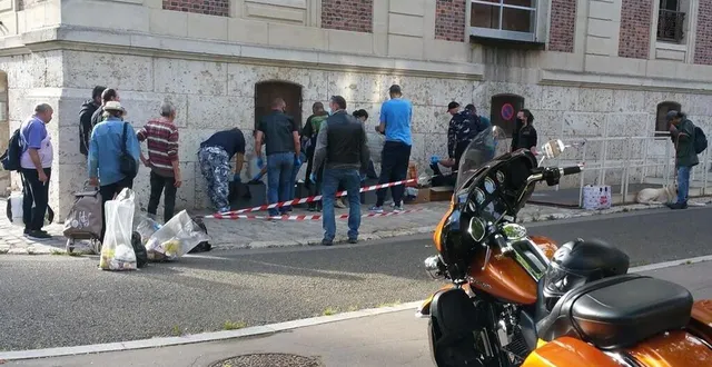 photo les adgarios distribuent des vêtements et articles de soins dans les rues &copy; dr