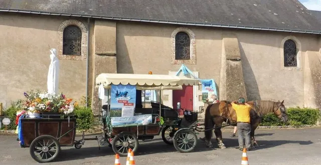 photo l’arrivée de la statue de la vierge à l’enfant sur la calèche.