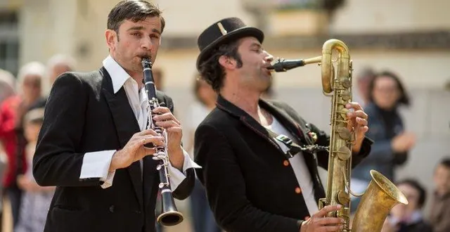 photo la soirée d’été de la ruche débute ce jeudi. vendredi soir c’est un tour du monde musical qui est proposé avec brother kawa de la compagnie ernesto et barytoni. &copy; marc phet 2015
