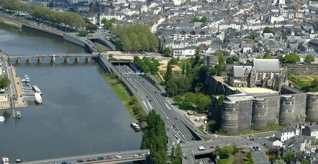 photo le pont de basse-chaîne, au pied du château. puis, en remontant la maine, le pont verdun. et encore plus haut, mais hors-cadre, le pont de haute-chaîne, qui permet de rejoindre le chu. &copy; archives ouest-france / franck dubray.