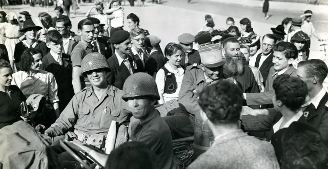 photo quand les premières jeeps américaines arrivent place leclerc, sur les lieux mêmes des commémorations de ce lundi 10 août, la curiosité et l’enthousiasme se saisissent d’une grande partie des angevines et des angevins. &copy; collection michel letertre