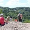 photo au bord des falaises, les promeneurs sont nombreux à s’arrêter pour observer le paysage verdoyant de la roche d’oëtre, dans l’orne.