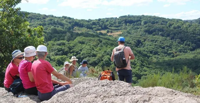 photo au bord des falaises, les promeneurs sont nombreux à s’arrêter pour observer le paysage verdoyant de la roche d’oëtre, dans l’orne. &copy; ouest-france