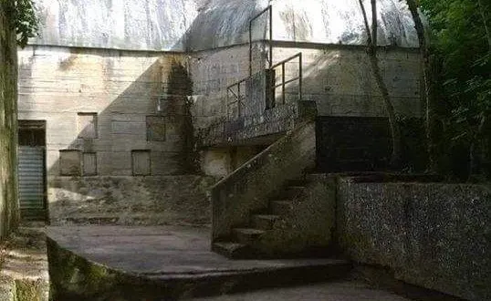 photo le bunker dit « amiral » a été incendié par les allemands le 9 août 1944.