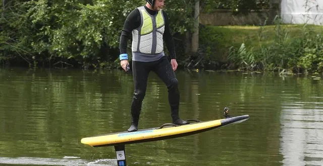 photo jacques despierres, gérant d’aventure nautique, qui lance le surf électrique sur la sarthe. &copy; le maine libre – yvon loué