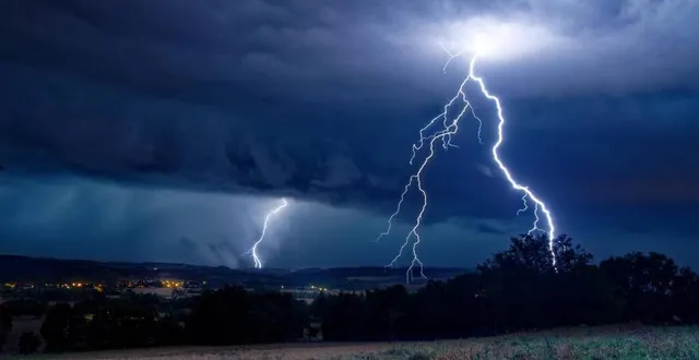 photo de forts orages sont attendus ce mercredi (ici des éclairs dans le tarn en 2019). &copy; jean-michel niester/ouest-france