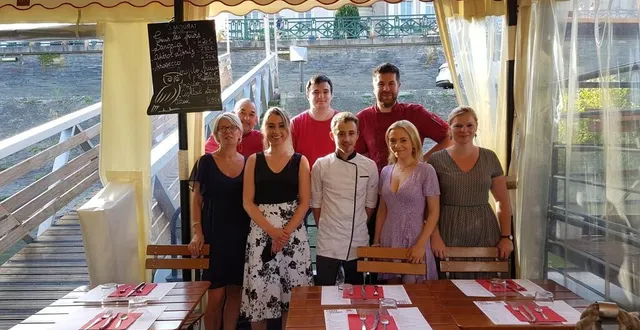 photo l’équipe de la pizzeria l’eau à la bouche travaille midi et soir sur une péniche de 24 m de long et 7 m de large. &copy; dr