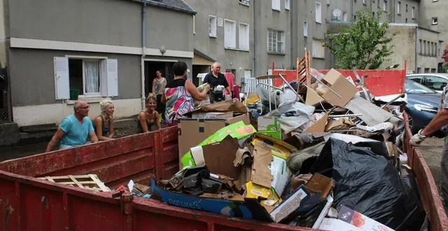 photo dans la benne à ordure prêtée par la municipalité, annie, de la boutique annie décoration jette les produits de son magasin, à flers. &copy; ouest-france