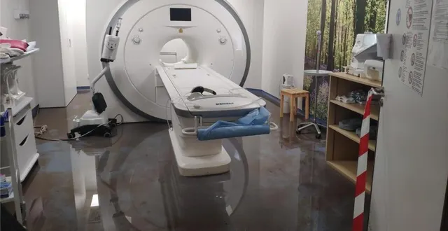 photo le scanner a, lui aussi, été touché. des techniciens devaient passer hier 12 ou aujourd’hui pour tester les machines, voir si elles fonctionnent encore. &copy; ouest-france