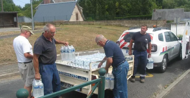 photo les techniciens de la saur ont approvisionné les communes concernées en eau potable (ici à planches) &copy; ouest-france