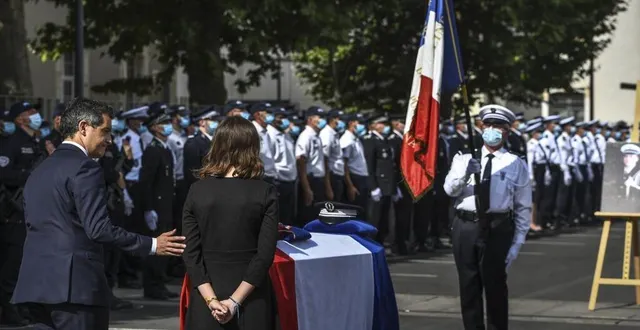 photo le ministre de l’intérieur et la fille d’éric monroy remettent la légion d’honneur au policier décédé le jeudi 6 août 2020, en service, au mans. &copy; le maine libre – denis lambert