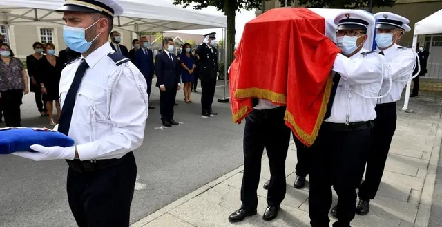 photo le cercueil, drapé des trois couleurs, était porté par six collègues. &copy; marc roger/ouest-france
