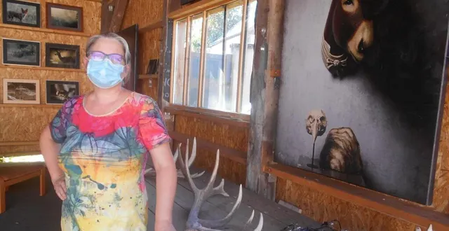 photo oriane smadja devant sa collection de bois de cerfs. &copy; ouest-france