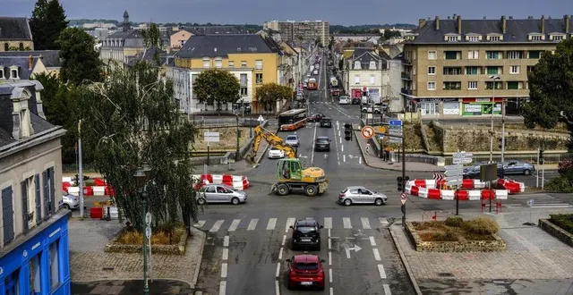 photo des pelleteuses aménagent en ce moment un rond-point au bout du tunnel, qui débouche sur la rue voltaire, au mans. &copy; le maine libre – denis lambert