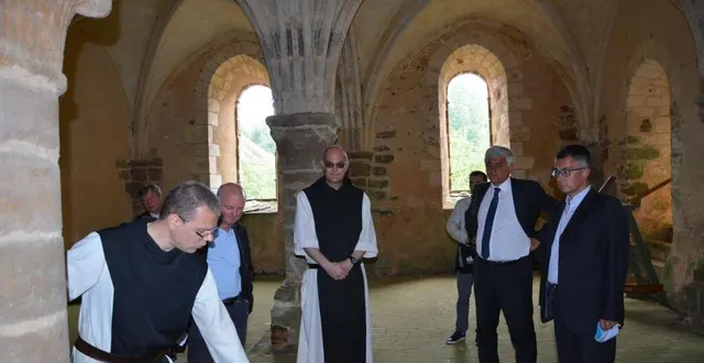 photo vendredi matin, le président de la région normandie, hervé morin (deuxième à droite), est venu visiter et découvrir l’abbaye de la trappe, avec le conseiller régional bertrand deniaud (à droite). &copy; ouest-france