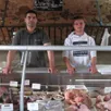 photo romain viot, gérant de l’earl la drouerie, et nicolas, stagiaire au magasin de la ferme, accueillent les vendredis et samedis..