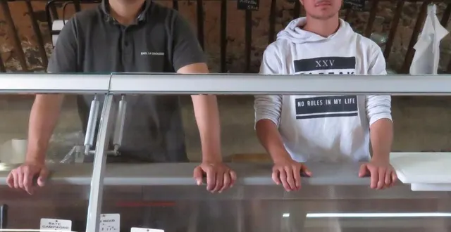 photo romain viot, gérant de l’earl la drouerie, et nicolas, stagiaire au magasin de la ferme, accueillent les vendredis et samedis.. &copy; le maine libre