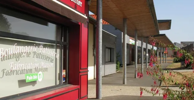 photo le mini centre commercial de trangé. &copy; ouest-france