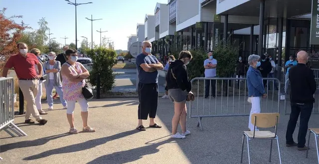 photo la file d’attente pour se faire dépister s’étendait jusqu’au magasin maisons du monde, au parc manceau hier matin. &copy; le maine libre