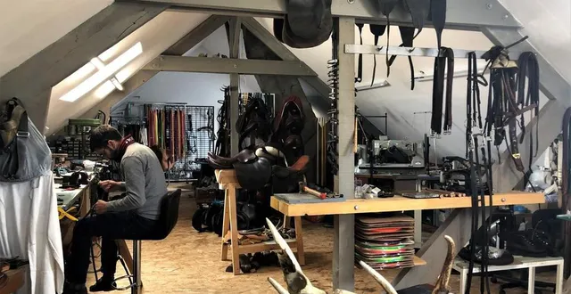 photo entre les selles, les ceinturons et autres pièces nécessaires à la pratique de la chasse à courre qui remplissent l’atelier, sébastien régnier ne manque pas de travail. &copy; ouest-france