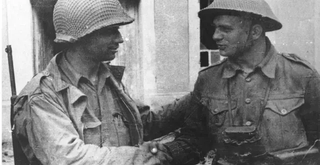 photo soldats américain et polonais, à chambois, en août 1944. &copy; nac (narodowe archiwum cyfrowe)