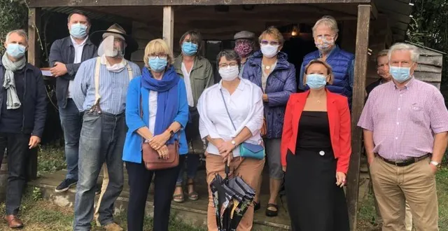 photo la délégation conduite par sarthe tourisme a visité les hébergements far west de la valise à cheval et déjeuné dans son saloon, hier, à mézières-sur-ponthouin. &copy; ouest-france