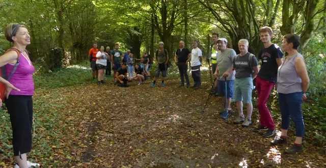 photo une trentaine de randonneurs le matin autour de sap-en-auge