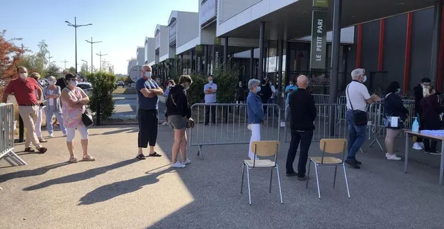 photo samedi 15 août 2020, il fallait patienter avant de se faire dépister au parc manceau, au nord du mans. &copy; archives le maine libre
