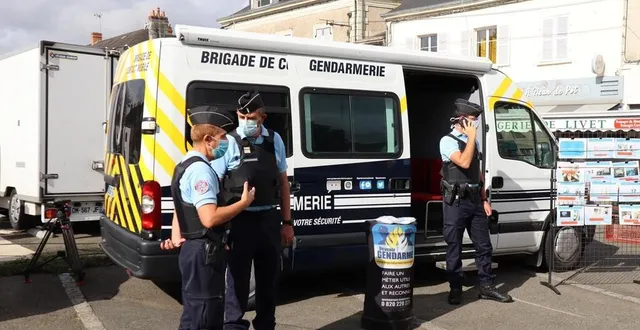 photo un véhicule de la brigade de contact mobile de la gendarmerie était installé sur le marché de sablé-sur-sarthe, vendredi 21 août 2020. &copy; ouest-france