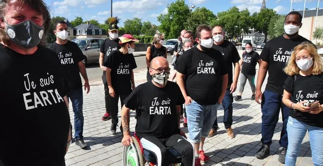 photo les marcheurs ont été reçus au château des carmes par deux adjoints au maire. &copy; le maine libre