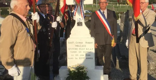 photo la cérémonie s’achève chaque année par un temps de recueillement sur la tombe du sergent george-robert wallace. &copy; ouest-france