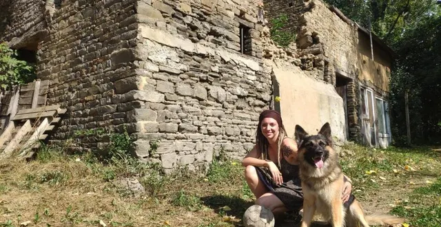 photo agathe marie, 28 ans, en compagnie du chien d’un bon ami à elle, scratch, qui a été amputé d’une jambe à la suite à un accident de voiture lorsqu’il avait trois mois. la jeune femme souhaite créer un refuge pour animaux maltraités et handicapés. &copy; ouest-france