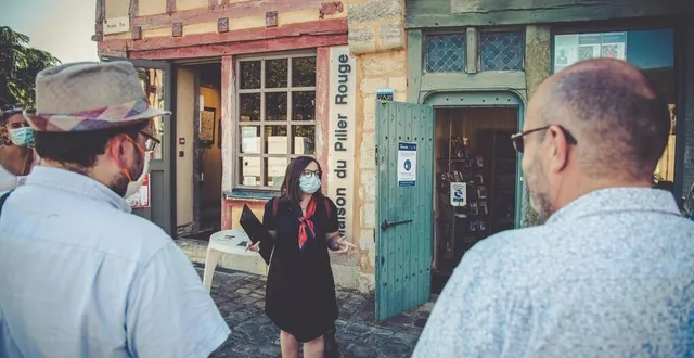 photo le mans, maison du pilier-rouge, dimanche 9 août 2020. lauréna salion, guide conférencière, accueille les gens avant de partir pour la visite le mans romain. &copy; le maine libre – clément szczuczynski