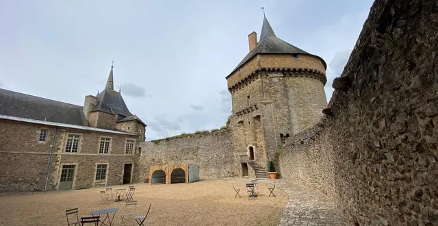 photo le château de sillé-le-guillaume raconte l’histoire de france : château médiéval détruit par la guerre de cent ans, forteresse, habitat de plaisance, prison durant la révolution, école, administration… &copy; yanne boloh.