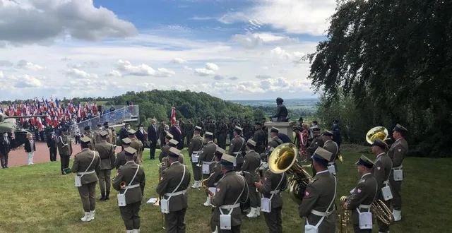 photo la traditionnelle commémoration de la fin de la bataille de normandie, à mont-ormel, était restreinte, cette année, en raison de la pandémie de covid-19. une importante délégation polonaise était néanmoins présente et a rendu hommage au général maczek. &copy; ouest-france