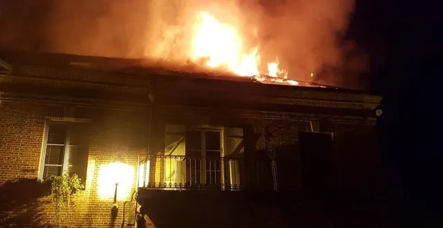 photo un feu de toiture d’une maison s’est étendu à une autre habitation ainsi qu’à la mairie du sap-en-auge, ce lundi 24 août 2020. &copy; dr